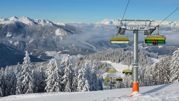 Belle vue sur les épicéas enneigés, les montagnes et le télésiège — Photo