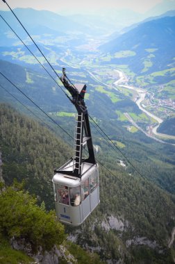 Avusturya - Temmuz 2014: Werfen, Avusturya'da bulunan insanlar tarafından hareket teleferik Eisriesenwelt mağaraya 24 Temmuz 2014 yılında. Dünyanın en büyük buz Mağarası Eisriesenwelt olduğunu.