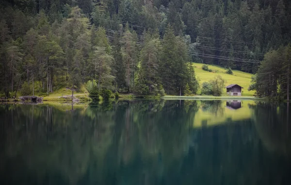 Unieke lake Fernsteinsee in Oostenrijk — Stockfoto