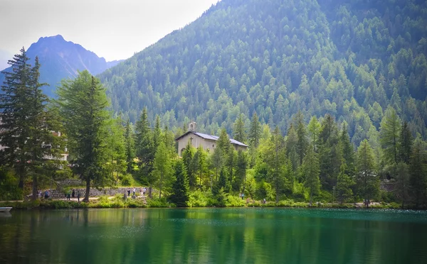 Mountain sjön Lac de Champex i Schweiz — Stockfoto