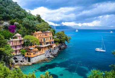Portofino, İtalya için fırtına öncesi güzel bir koyda çarpıcı görünümü