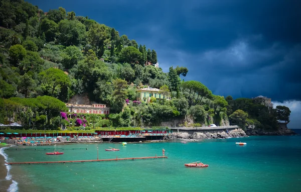Portofino İtalya yakınındaki fırtına öncesi güzel bir koyda çarpıcı görünümü