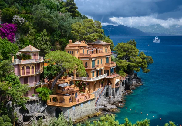 Portofino, İtalya için fırtına öncesi güzel bir koyda çarpıcı görünümü