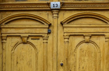 13 numara ile sarı eski kapı