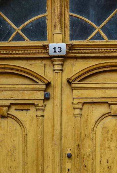 13 numara ile sarı eski kapı