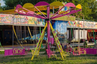 Boş renkli carousel hali ile