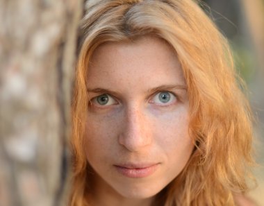 Ormanda vahşi ve gizemli Kızıl saçlı kız portresi