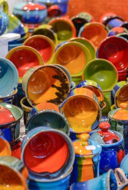 Noel pazarı. Renkli seramik ürünler.