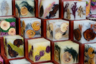 Noel pazarı süslemeleri. Mumlar doğal malzemelerden yapılmış.