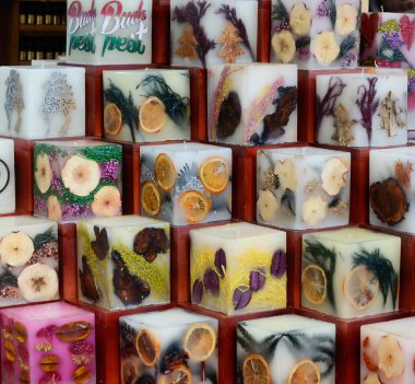 Noel pazarı süslemeleri. Mumlar doğal malzemelerden yapılmış.