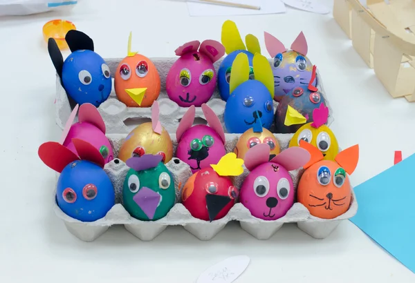Çok renkli Paskalya yumurtaları içinde tepsi boyalı