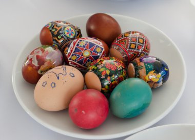 Boyalı Paskalya yumurtaları plaka üzerinde
