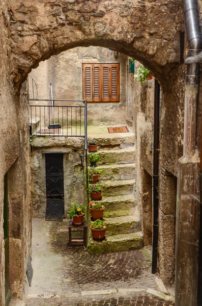 Stadsbeeld Scanno, boog, binnenplaats, trap — Stockfoto