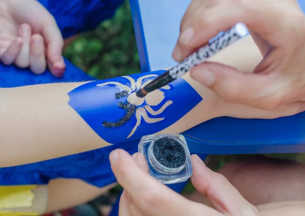 Fazendo crianças tatuagem de aranha — Fotografia de Stock