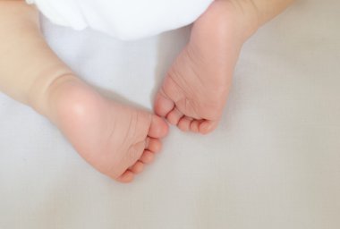 Babys uçlarında beyaz arka plan