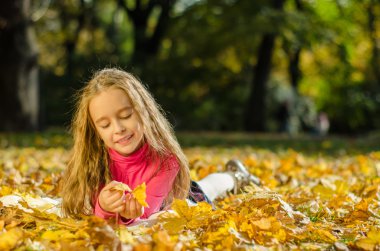 Çok gülümseyen kız sarı yaprak