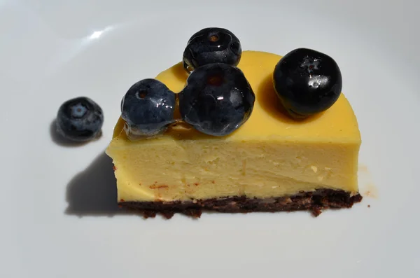 クローズドアップ 白い皿にハイコントラストブルーベリーチーズケーキ — ストック写真