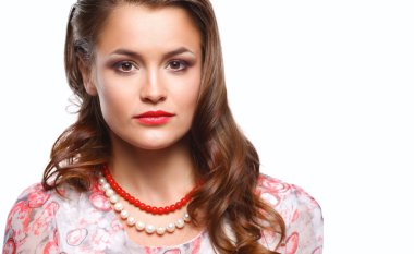 boncuk genç güzel esmer kadın portresi