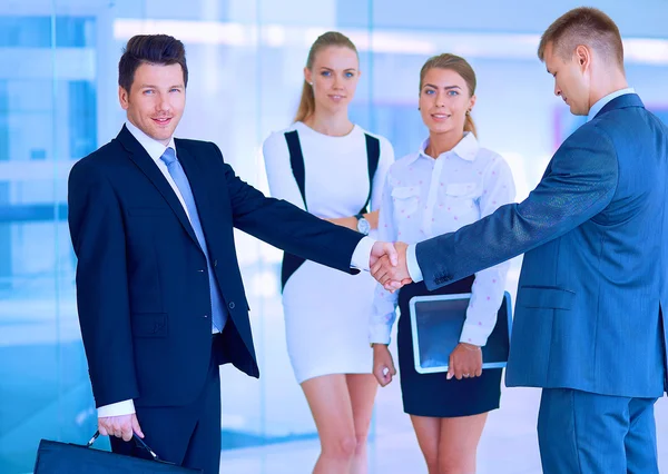 Imagen completa de dos exitosos hombres de negocios estrechándose la mano entre sí —  Fotos de Stock