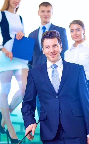 Porträt eines jungen Geschäftsmannes im Amt mit Kollegen im Hintergrund — Stockfoto