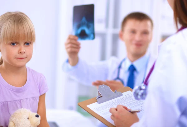 Ženský lékař vyšetřující dítě se stetoskopem při operaci — Stock fotografie