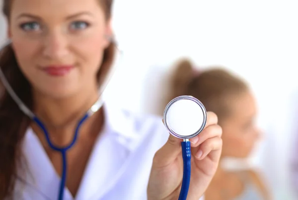 Doctora con estetoscopio escuchando —  Fotos de Stock