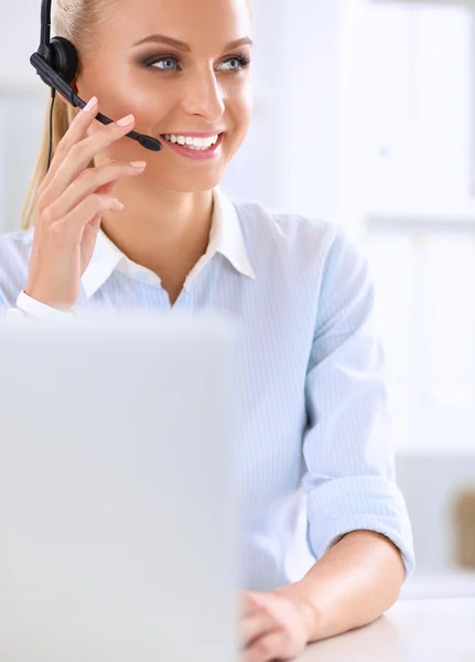 Close-up portret van een medewerker van de klantenservice op kantoor — Stockfoto