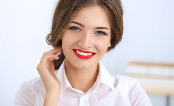 Attractive young businesswoman sitting  in the office — Stock Photo, Image