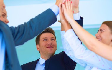 İş adamları kendi elleriyle birlikte bir daire içinde