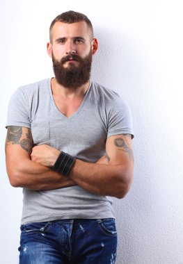 Ayakta, gri arka plan üzerinde izole yakışıklı adam portresi