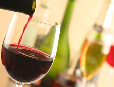 Bir bardak şarap ve bir şişe