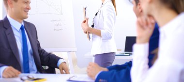 İş adamları iş toplantısında oturup tartışıyor.