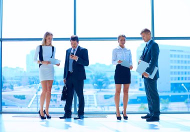 Başarılı iş takım ayakta Office gülümseyen
