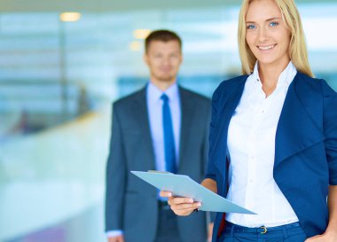 Başarılı iş takım ayakta Office gülümseyen