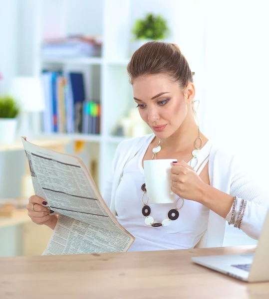 Porträt einer Geschäftsfrau am Schreibtisch mit Laptop — Stockfoto