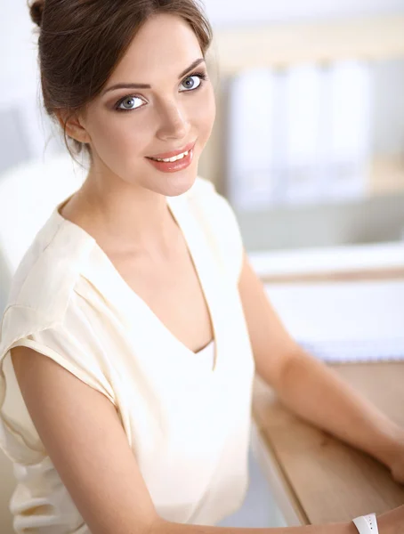 Retrato de uma mulher de negócios sentada na mesa com laptop — Fotografia de Stock