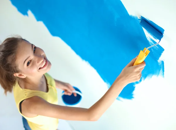 Feliz hermosa joven mujer haciendo pintura de pared — Foto de Stock