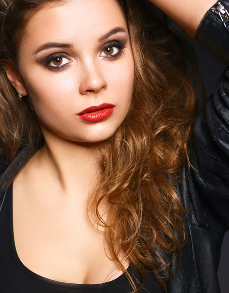 Retrato de una hermosa mujer con collar —  Fotos de Stock