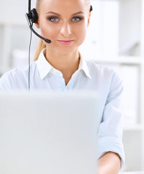 Retrato de primer plano de un agente de servicio al cliente sentado en la oficina — Foto de Stock