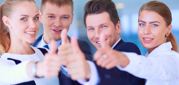 Equipe de negócios feliz mostrando polegares no escritório — Fotografia de Stock