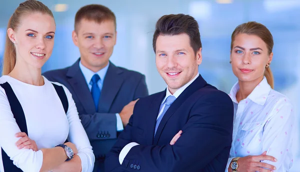 Ler framgångsrik verksamhet team står i office — Stockfoto