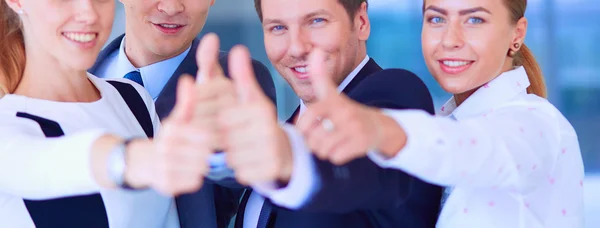 Gelukkig business team duimen opdagen in office — Stockfoto