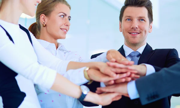 Mensen uit het bedrijfsleven met hun handen samen in een cirkel — Stockfoto