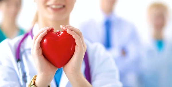 Medico femminile con stetoscopio che tiene il cuore — Foto Stock