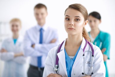 Tıp grubunun önünde çekici bir kadın doktor.