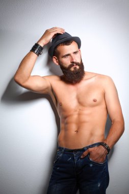 Ayakta, gri arka plan üzerinde izole yakışıklı adam portresi