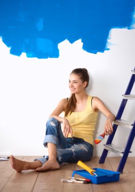 kadın ressam boyama sonra duvara yakın katta oturan portresi.