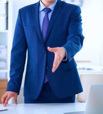 iş ve ofis kavramı - yakışıklı işadamı ile el için el sıkışma hazır açın