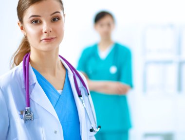 Kadın doktor hastanede dosyayla bekliyor.