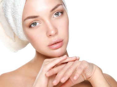 güzel bir kadın başını beyaz zemin üzerine bir havlu ile